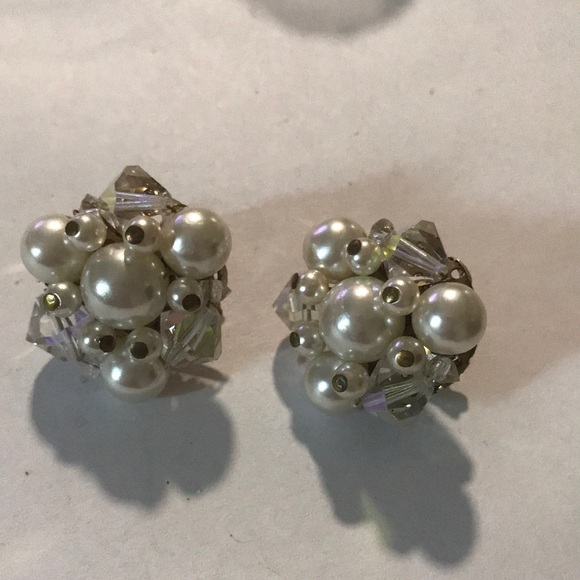 Vintage Jewelry - Elegant Pearl and Crystal Cluster vintage Earrings